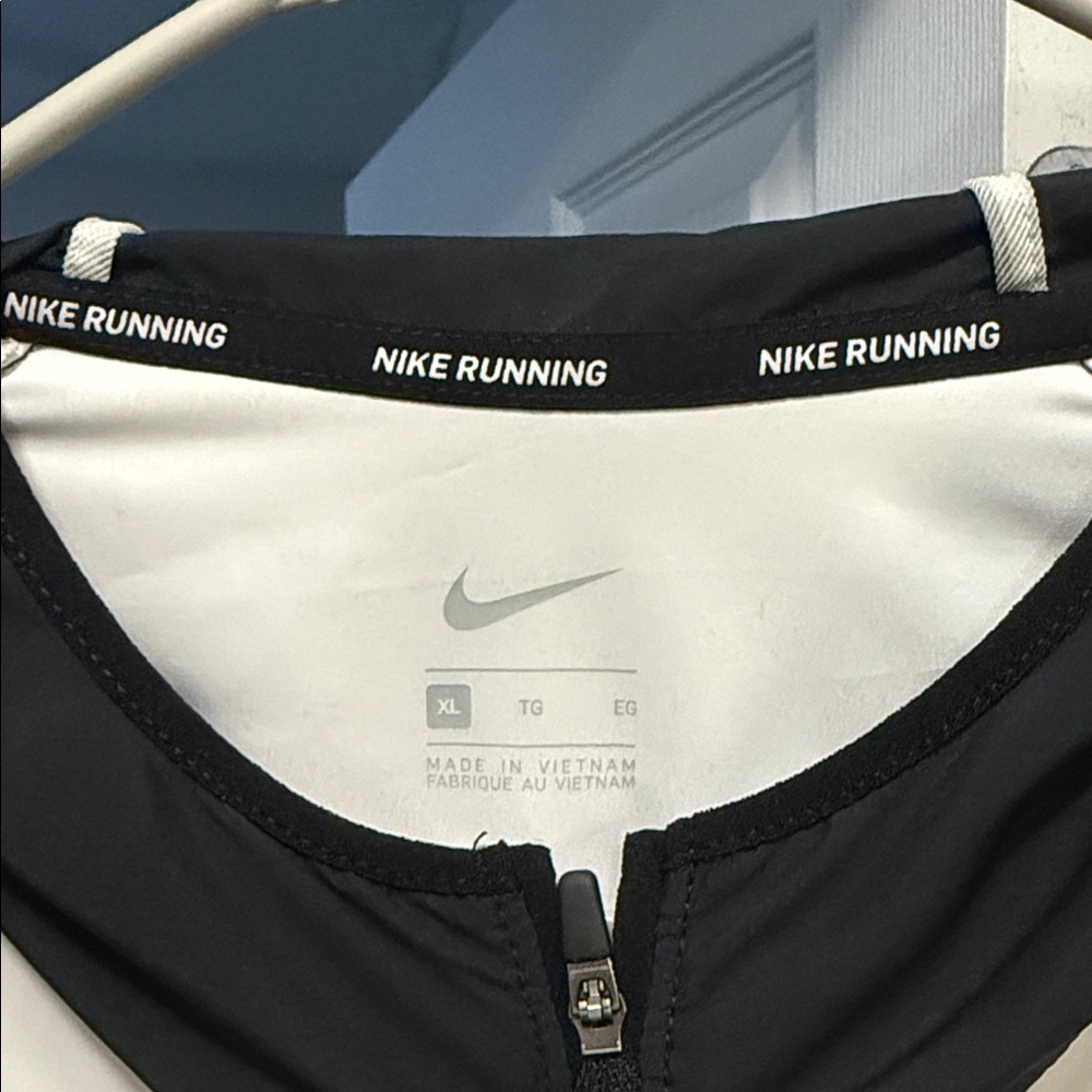 Nike Men’s Black & White Hooded Windbreaker with Sleeve Graphics - Picture 2 of 7